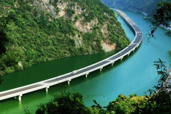 У Китаї побудували міст не через річку, а вздовж річки - фото 1