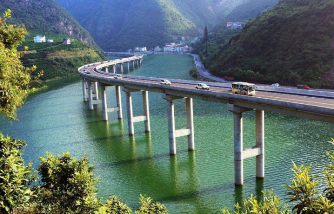 У Китаї побудували міст не через річку, а вздовж річки - фото 2
