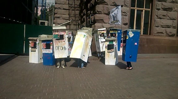 Активісти під Київрадою затролили Кличка картонними МАФами (ФОТО) - фото 2