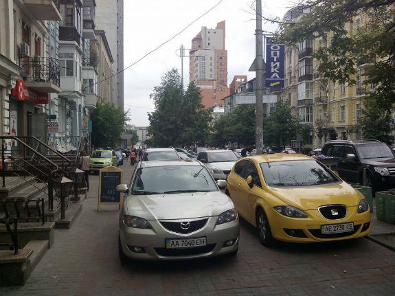 Паркуюсь, як жлоб: У Києві дві іномарки перекрили пішохідну зону (ФОТОФАКТ) - фото 1