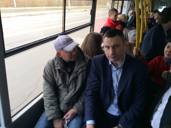 Кличко забув про джентльменські манери під час подорожі у міському автобусі  - фото 1