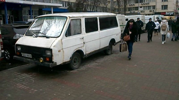 Як у Києві виходи з метро перетворилися на базари трусів та шкарпеток - фото 6