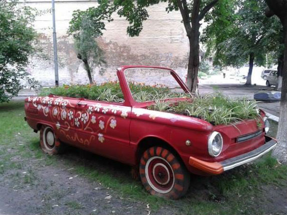 У столиці з`явився черговий автомобільний квітник (ФОТОФАКТ) - фото 1
