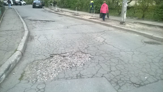 Кияни вимушені "вбивати" свої автівки через відсутність доріг біля будинків  - фото 3