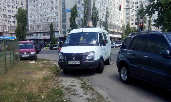 У Києві водій мікроавтобусу став переможцем конкурсу "Паркуюсь, як мудак" - фото 1