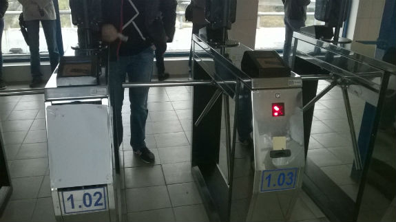 Кульгавий сервіс від "Київпастранса": на станції міської електрички не працюють компостери  - фото 1
