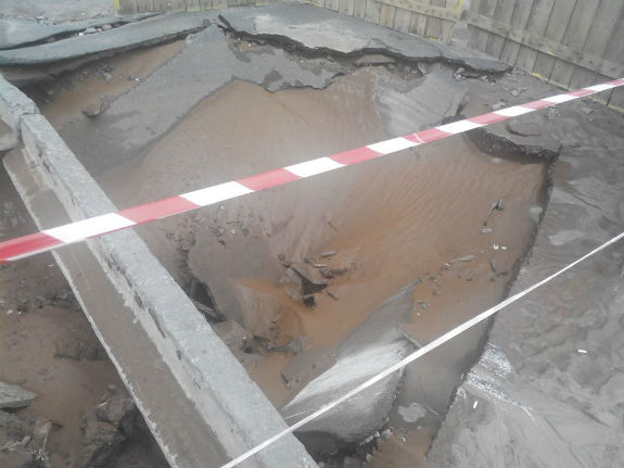 У Києві після прориву водопроводу вже третю добу людей лякає величезна яма  - фото 3
