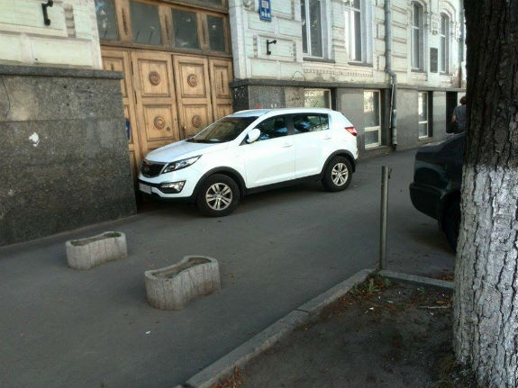 У центрі Києва знайшовся чемпіон рубрики "Паркуюсь, як дегенерат" - фото 2
