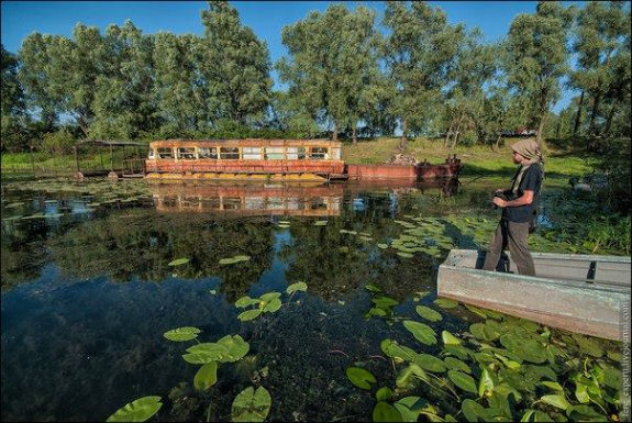 Під Києвом гниє унікальний трамвай на воді (ФОТОФАКТ) - фото 2