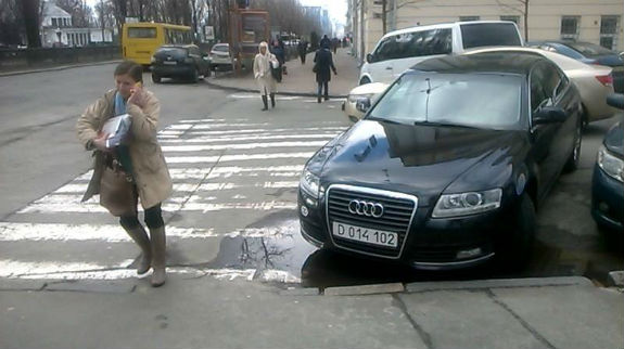 У Києві водій машини посольства Польщі став переможцем конкурс "Паркуюсь, як жлоб" - фото 1