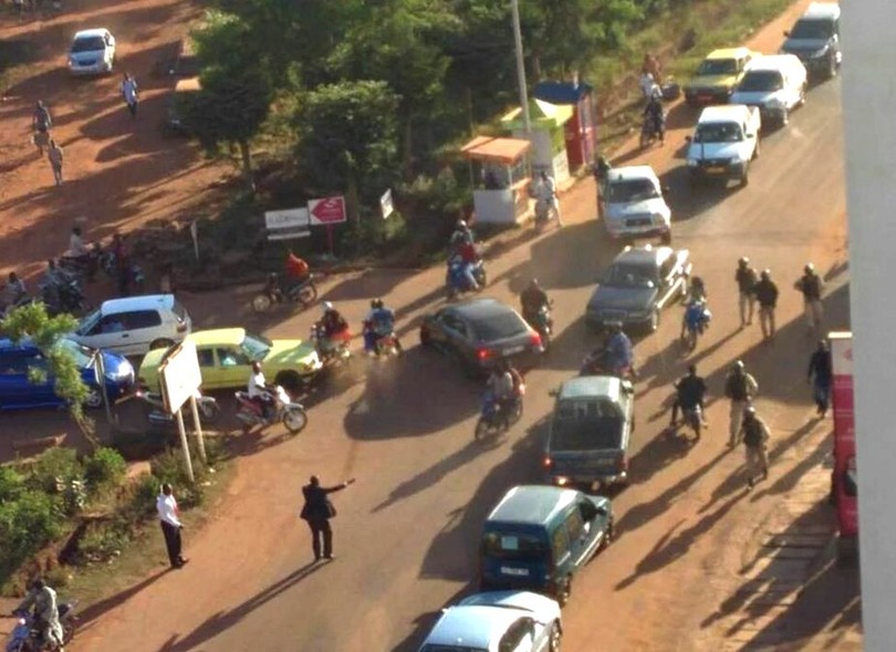 Антитерористична операція в Малі: що відбувається біля захопленого готелю - фото 5