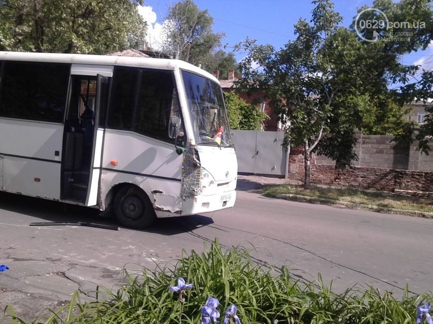 У Маріуполі маршрутка зіткнулась із військовим автобусом: 12 постраждалих (ФОТО) - фото 2