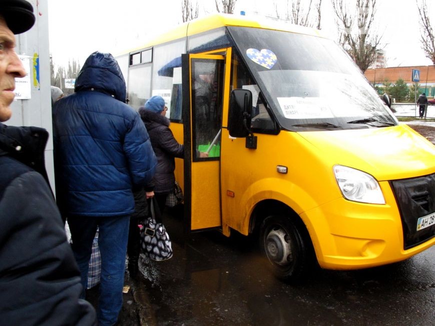 Багатогодинні черги на автобус між блокпостами "Зайцеве - Майорськ" (ФОТО) - фото 3