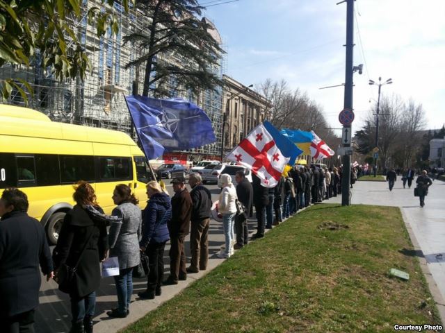 У столиці Грузії тисячі людей вийшли на антиросійський мітинг (ФОТО) - фото 2