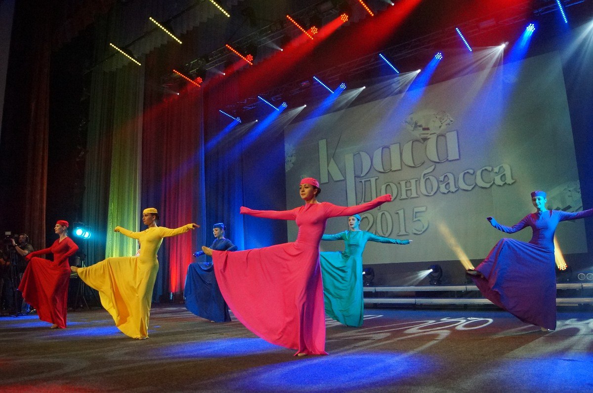 Розфарбовані донеччанки витанцьовували в кокошниках за звання "Краси Донбасу" (ФОТО) - фото 2