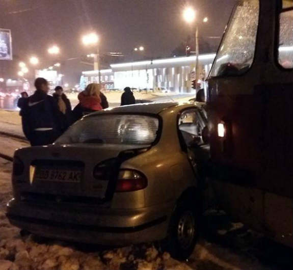 У Харкові таксі потрапило під трамвай - фото 1