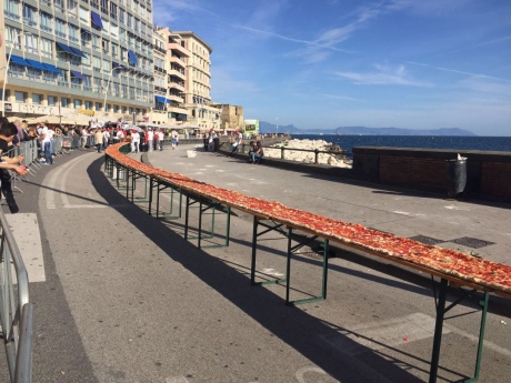 В італійському Неаполі приготували найдовшу піцу в світі - фото 2