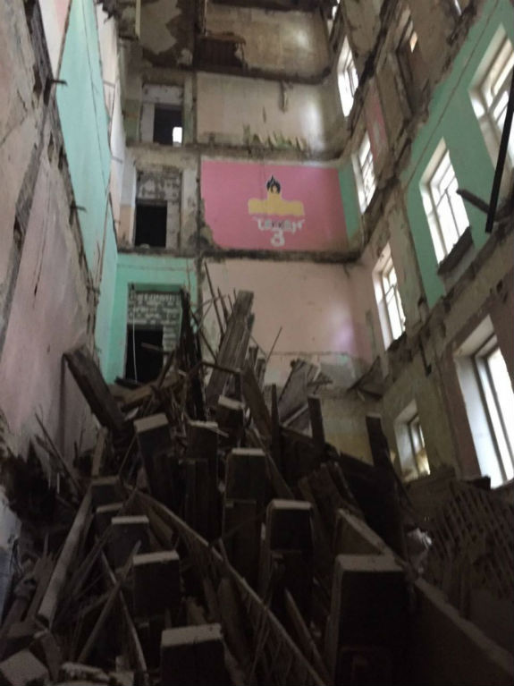 З-під завалів будинку у Києві витягли першу людину: її везуть до лікарні - фото 1