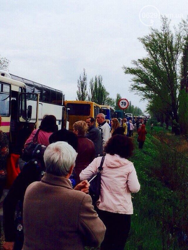 Як мешканці Донецька масово тікають з окупованого міста, вистоюючи довжелезні черги на КПП (ФОТО) - фото 1