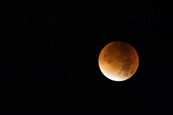 Жителі Землі вночі милувалися "Кривавим Місяцем" (ФОТО) - фото 4