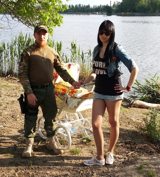 Як Моторола гуляє з донькою і привчає її з народження до колорадської стрічки (ФОТО) - фото 2 Як Моторола гуляє з донькою і привчає її з народження до колорадської стрічки (ФОТО) - фото 2