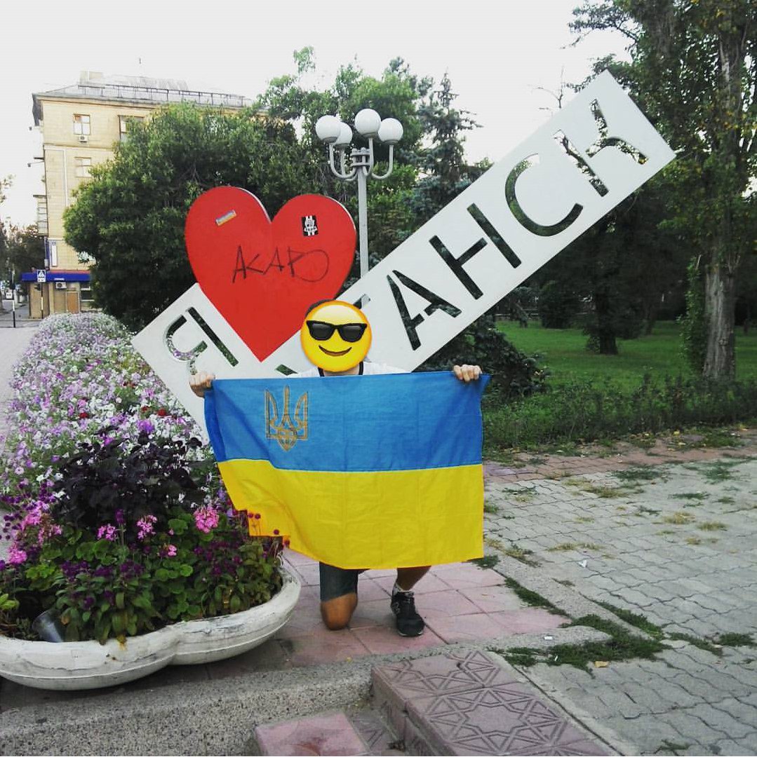 В центрі окупованого Луганська мешканці розгорнули прапор України (ФОТО) - фото 1