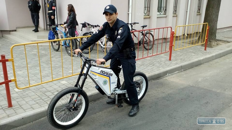 Одеські патрульні пересідають на поліцейські електричні велосипеди (ФОТО) - фото 1