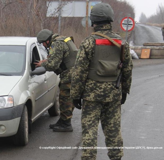 Біля блокпосту російські бойовики обстріляли цивільне авто. Поранено человіка - фото 1