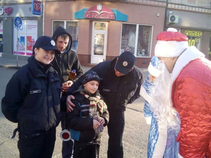 В Ужгороді поліцейські у костюмах роздають подарунки - фото 3