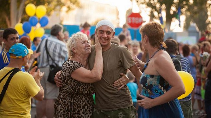 В Одесі відкрили фотовиставку, присвячену матерям і сім'ям воїнів АТО - фото 3
