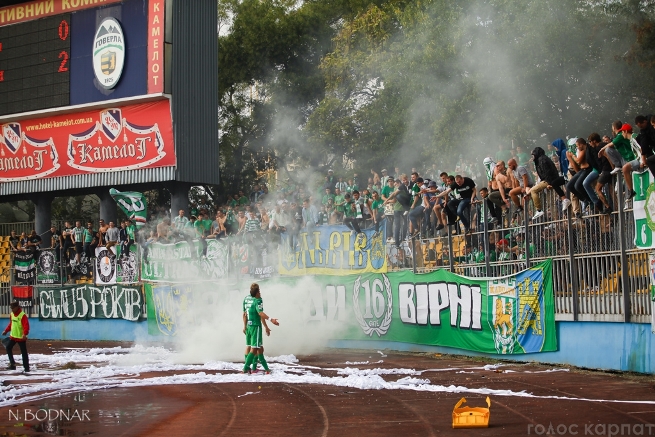 Ультрас "Карпат" від радості мало не спалили стадіон в Ужгороді - фото 5