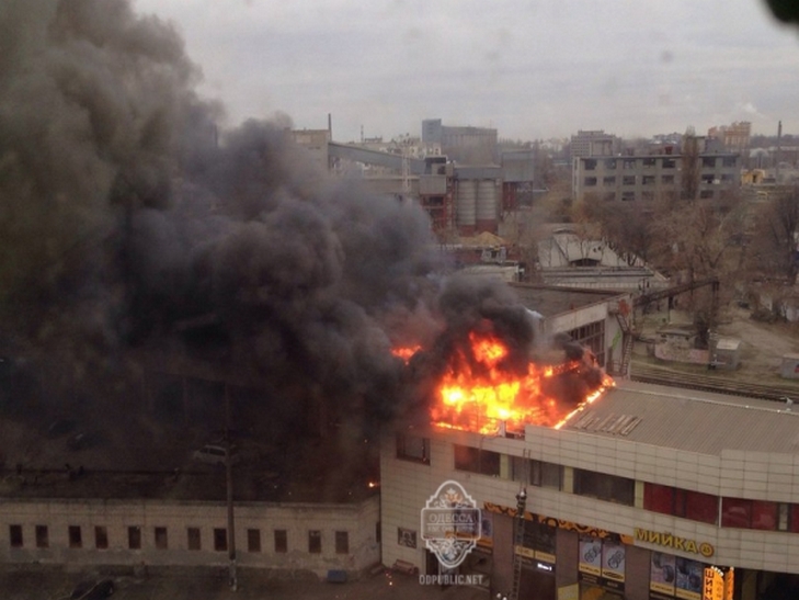 У центрі Одеси палає нічний клуб "Вогні" - фото 6
