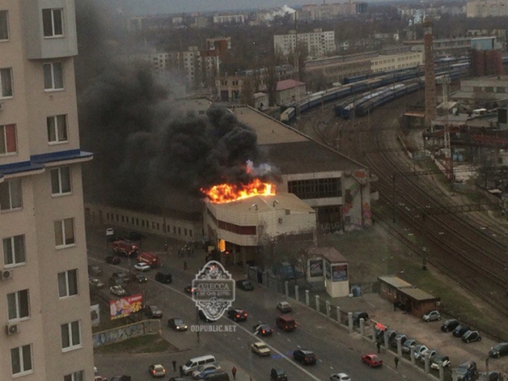 У центрі Одеси палає нічний клуб "Вогні" - фото 4