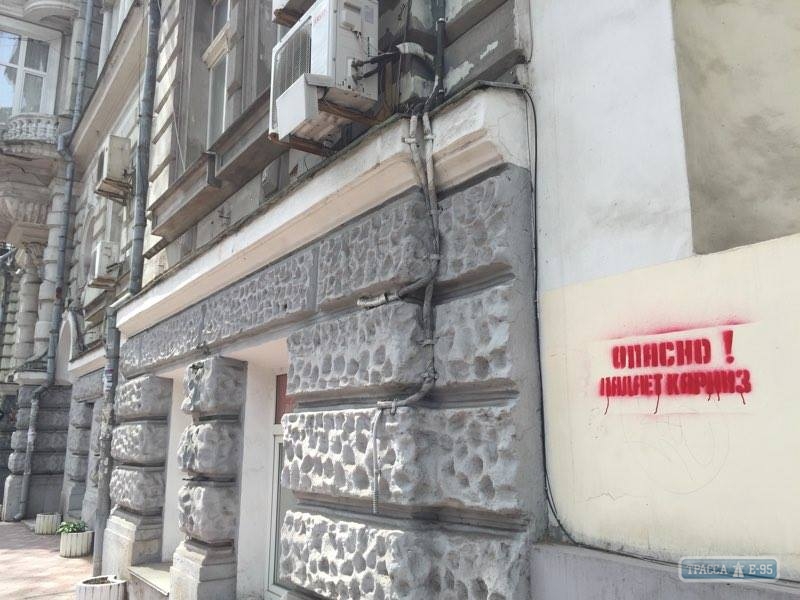 У центрі Одеси впав черговий балкон - фото 3