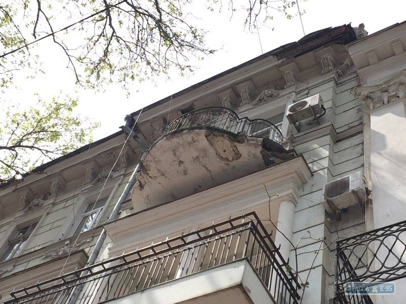У центрі Одеси впав черговий балкон - фото 1