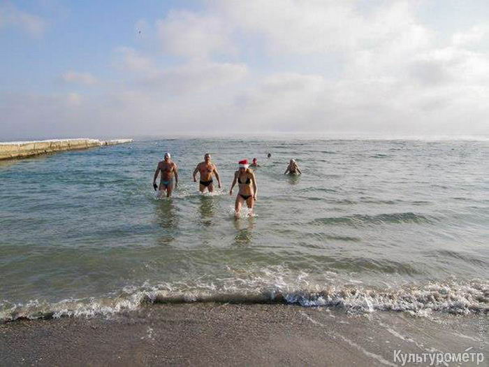 На одеському пляжі в лютий мороз продовжують купатися - фото 1