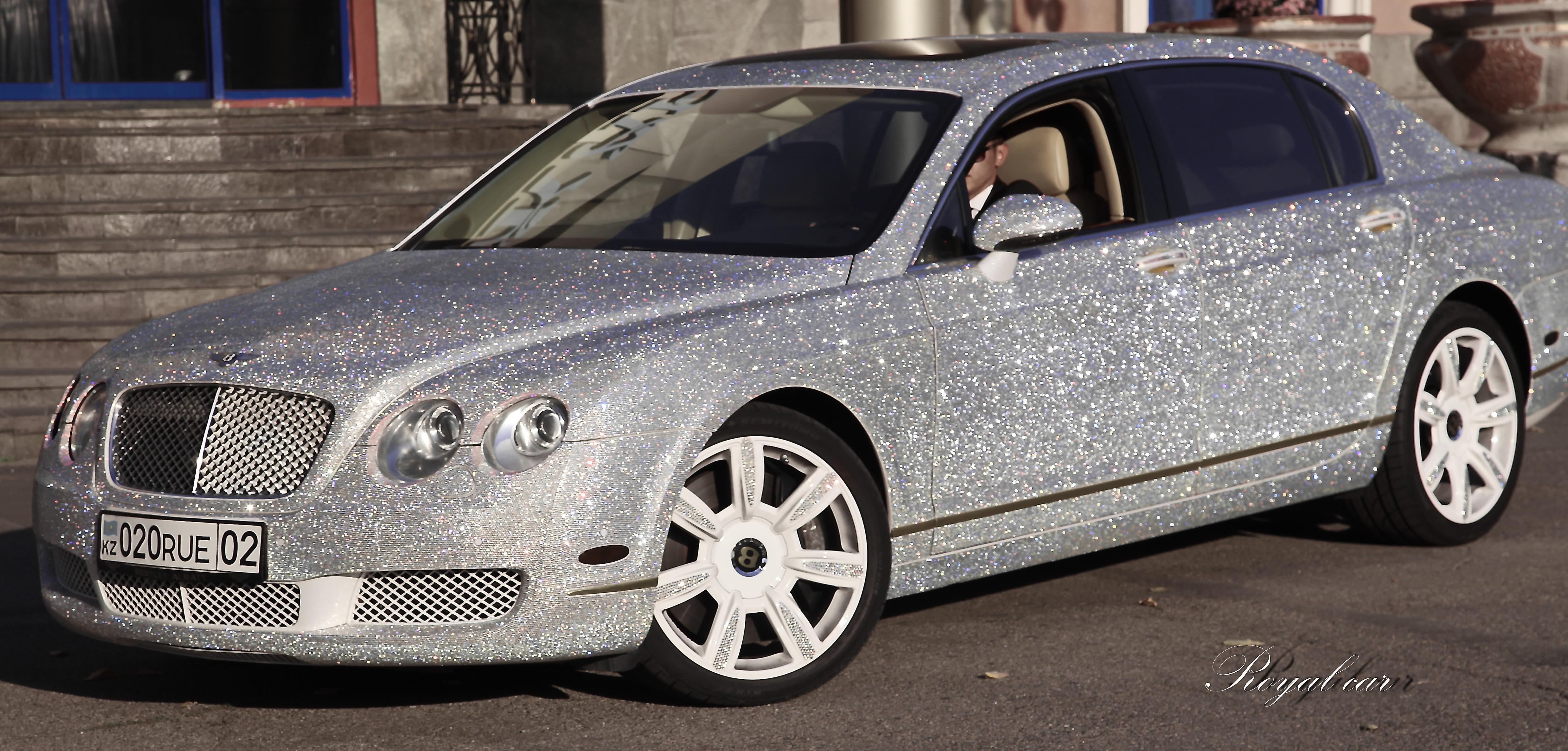 У Казахстані через кризу жінка виставила на продаж Bentley в стразах  - фото 2