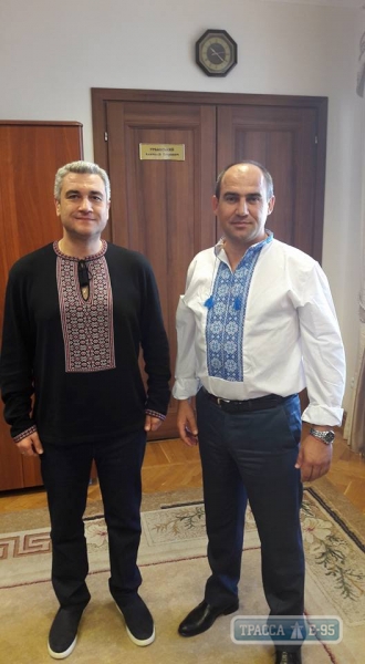 Одеські чиновники та політики вшанували День вишиванки символічним вбранням - фото 9