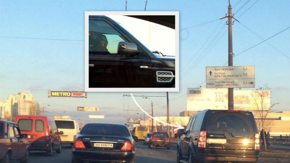 Як дружина Кличка, сидячи за кермом Land Rover, порушує ПДР - фото 1