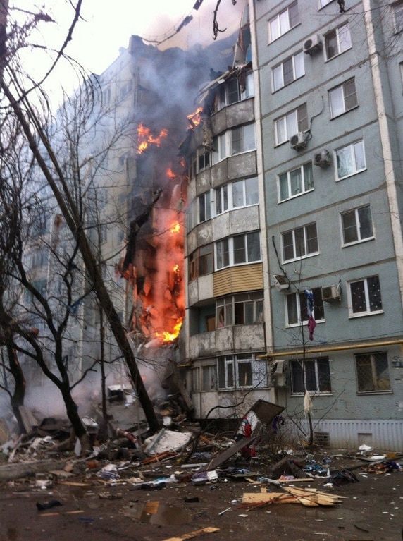У Волгограді після вибуху обвалилися 36 квартир: будинок у вогні (ФОТО) - фото 2