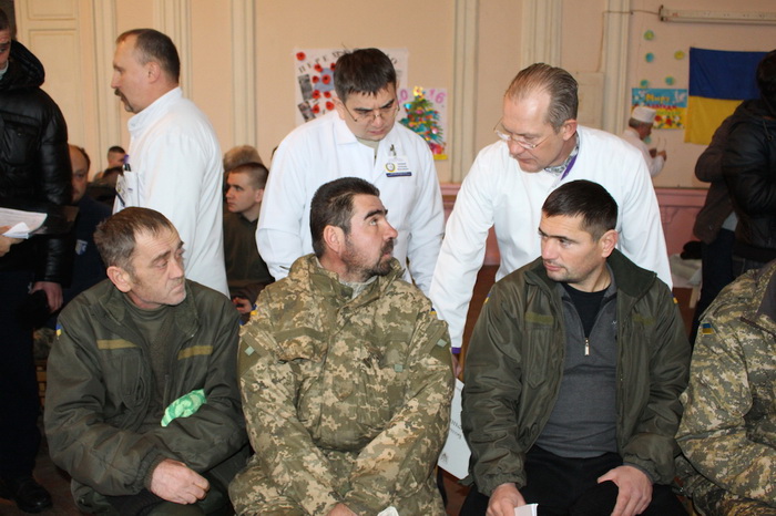 У Дніпропетровську лікарі заспівали колядки пораненим бійцям АТО - фото 1