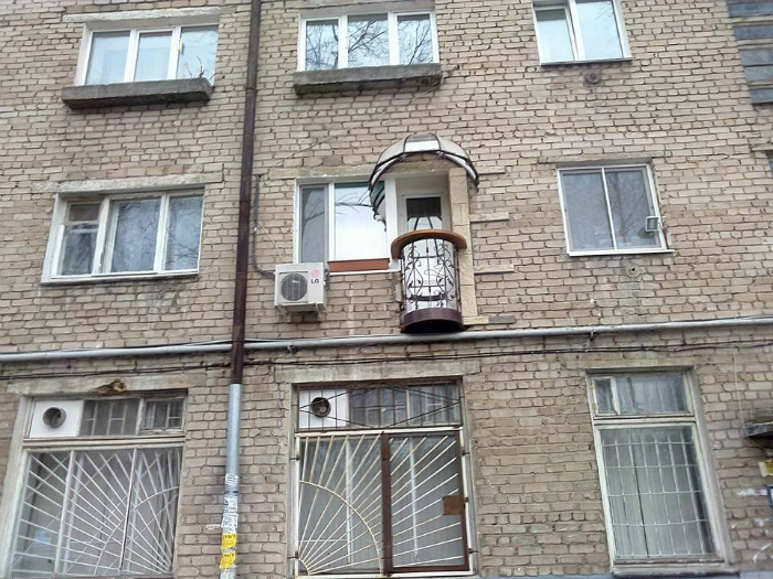 ТОП-20 балконів, володарі яких плювали на оточуючих - фото 16 ТОП-20 балконів, володарі яких плювали на оточуючих - фото 16