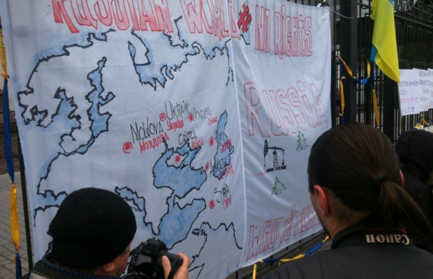 Переселенці пікетують російське посольство у Києві - фото 5