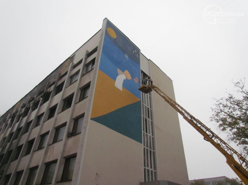 На будівлі Маріупольської міськради намалювали величезний український пейзаж: фотофакт - фото 2