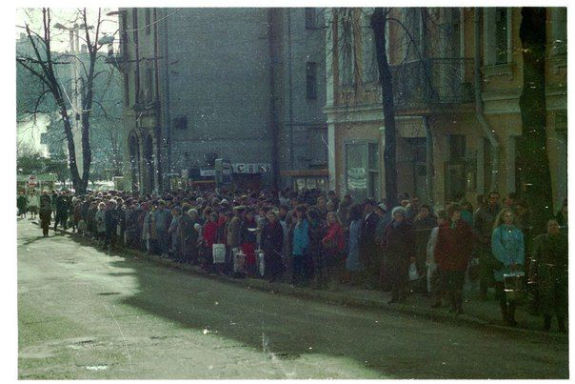 Як кияни 20 років тому стояли на зупинках в очікуванні тролейбуса (ФОТОФАКТ) - фото 1