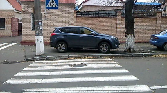 У Києві водій джипу став переможцем хіт-параду "Паркуюсь, як жлоб" - фото 2