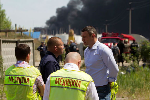 Як Кличко позував перед камерами на фоні палаючої нафтобази (ФОТО) - фото 2
