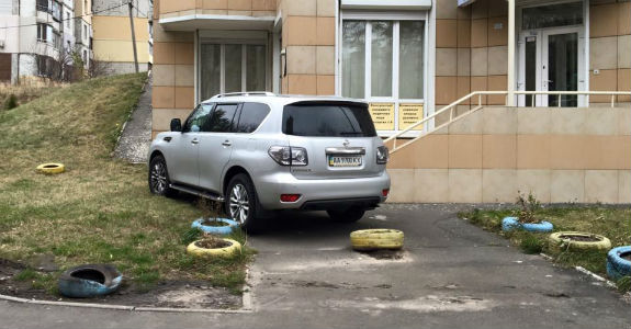 Кияни «засікли» водія-жлоба на крутому джипі - фото 1 Кияни «засікли» водія-жлоба на крутому джипі - фото 1