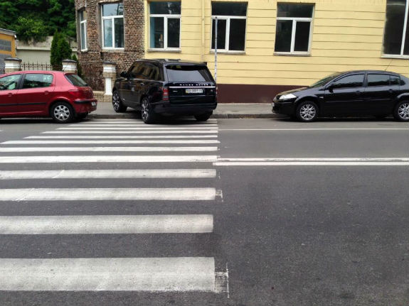 У Києві водій джипу став "героєм" рубрики "Паркуюсь, як дегенерат" (ФОТОФАКТ) - фото 1