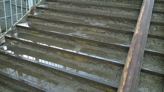 Сходи на станціях міської електрички у Києві затоплює водою  - фото 2